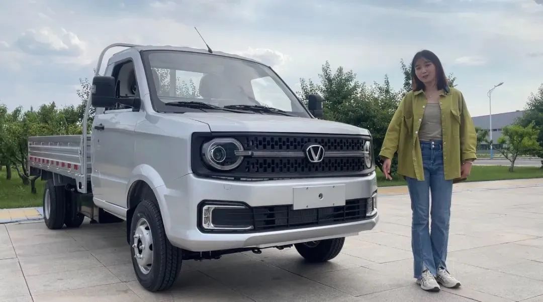 1693470169265510.jpg 角马车与小姑娘合影图.jpg