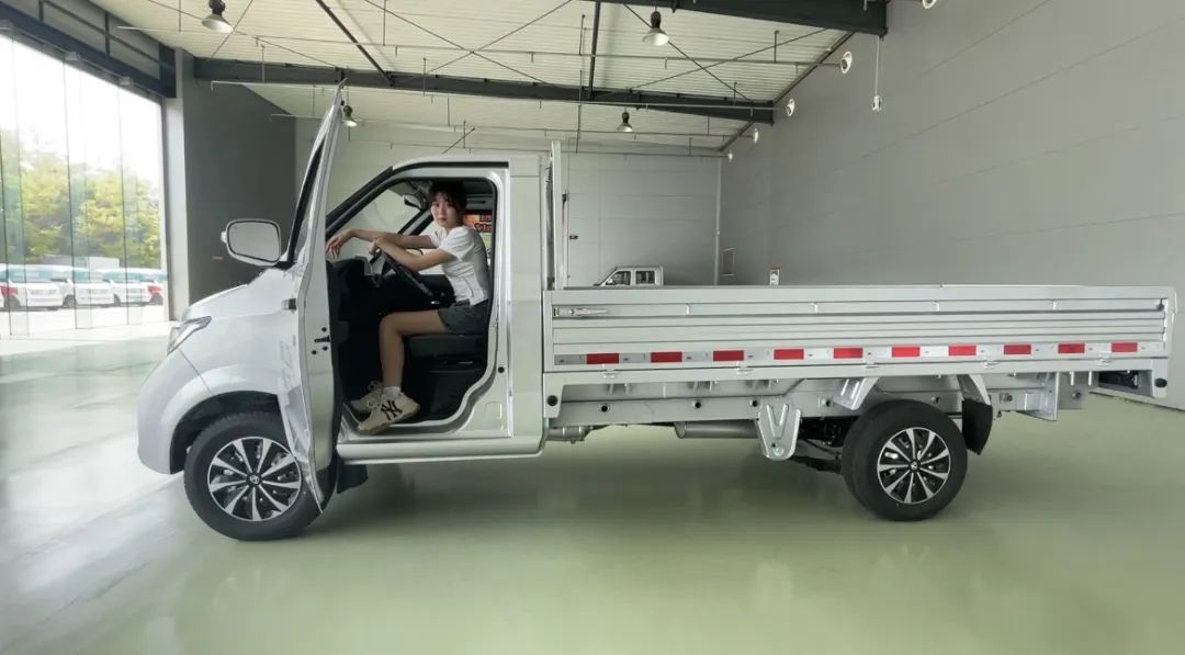 1717384646582290.jpg 成功斑马加长版与小姑娘合影实图.jpg